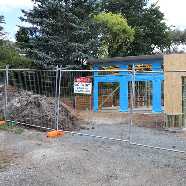 do you deliver and set up temporary fencing and what's the cost for these services in Redmond